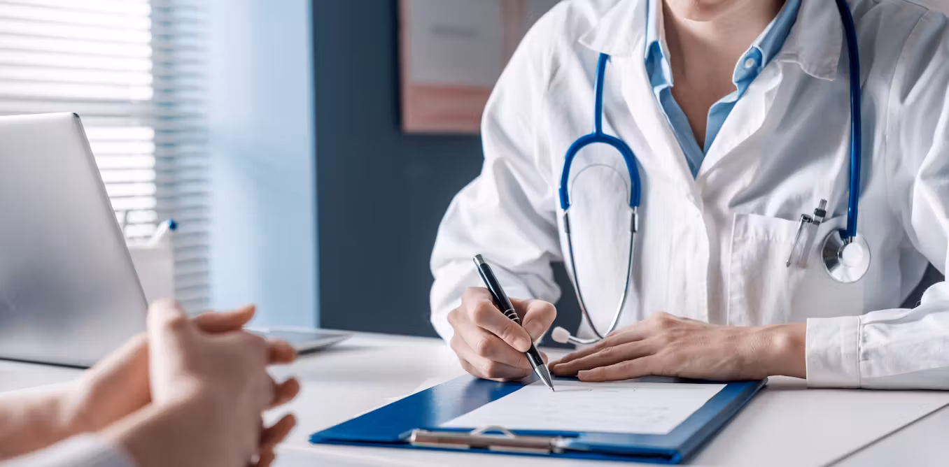 Médicos viendo radiografías